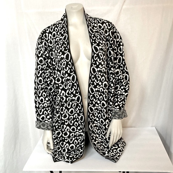 BELLA RODRIGUEZ Women’s Plus Size 2X Long Cardigan Print Pattern Black/White NWT - Picture 2 of 6